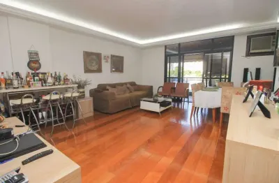 Oportunidade única na tijuca! apartamento à venda com 3 quartos (1 suíte), varandão, sala ampla, dependência, 2 vagas de garagem e portaria 24 horas, próximo ao metrô são francisco xavier. contate-nos