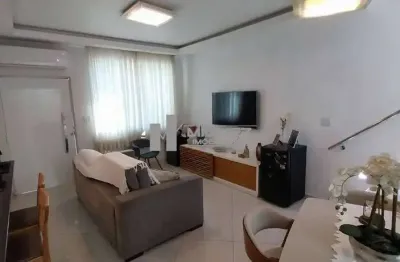Na tijuca, uma casa à venda com 4 quartos (1 suíte) e 2 vagas de garagem, pertinho do shopping tijuca. espaço e praticidade para sua família. contate-nos hoje e venha conhecer!