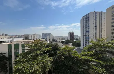 Apartamento à venda com varanda, dois quartos (1suíte), dependência e vaga, a poucos minutos da estação de metrô estácio