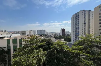 Apartamento à venda com varanda, dois quartos (1suíte), dependência e vaga, a poucos minutos da estação de metrô estácio