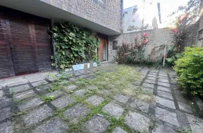Oportunidade única na tijuca! casa duplex à venda com 316m², 4 quartos (1 suíte) e 4 vagas de garagem. perto do shopping tijuca, é perfeita para quem deseja amplitude e conveniência. fale conosco hoje