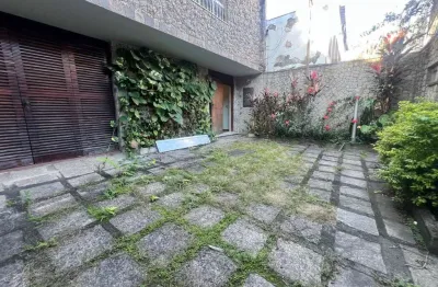 Casa duplex à venda na tijuca, com 316m² de puro conforto! são 4 quartos (1 suíte), 4 vagas de garagem e localização próxima ao shopping tijuca. ideal para quem busca espaço e praticidade. entre em co