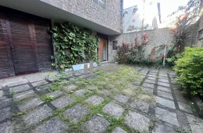 Casa duplex à venda na tijuca, com 316m² de puro conforto! são 4 quartos (1 suíte), 4 vagas de garagem e localização próxima ao shopping tijuca. ideal para quem busca espaço e praticidade. entre em co