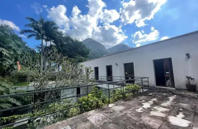 Espetacular casa à venda no alto da boa vista, na rua da selva! duplex com salão em 4 ambientes, escritório, 4 quartos, garagem para 3 carros e 440m². abraçada pela floresta da tijuca, oferece seguran