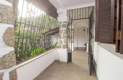 Casa à venda na rua mearim com 4 quartos, sendo 1 suíte. amplo terraço com churrasqueira, ideal para quem valoriza espaço e praticidade.