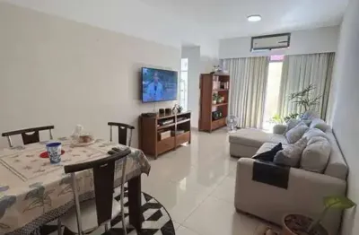 Apartamento à venda na tijuca, em rua tranquila paralela à haddock lobo. possui varanda, 2 quartos (1 suíte), vaga na escritura e infraestrutura completa.