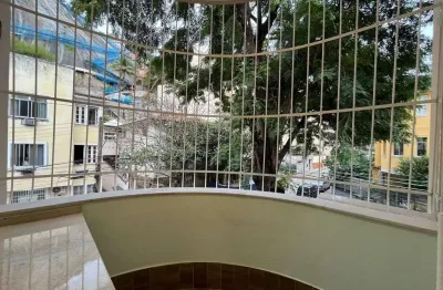 Imóvel à venda na tijuca, pronto para morar! porteira fechada, com sala ampla, 2 quartos (suíte com closet) e uma vaga de garagem alugada no prédio. oportunidade prática e funcional.