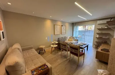 Apartamento à venda na tijuca, finamente decorado com varanda, sala 2 quartos sendo um suíte cozinha com móveis planejados, dependências completas, 1 vaga de garagem, praça saens pena.