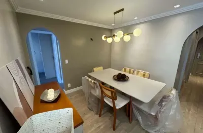 Finamente decorado, este apartamento à venda na tijuca conta com 2 quartos (1 suíte), varanda, móveis planejados, dependência completa e vaga de garagem. localização privilegiada na praça saens peña.
