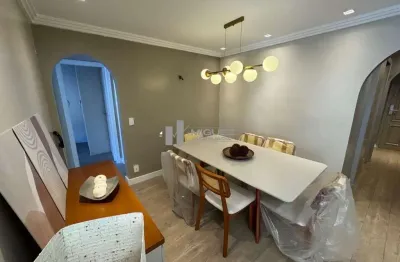 Finamente decorado, este apartamento à venda na tijuca conta com 2 quartos (1 suíte), varanda, móveis planejados, dependência completa e vaga de garagem. localização privilegiada na praça saens peña.