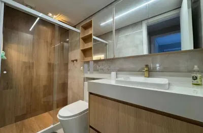 Finamente decorado, este apartamento à venda na tijuca conta com 2 quartos (1 suíte), varanda, móveis planejados, dependência completa e vaga de garagem. localização privilegiada na praça saens peña.