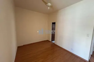 Tijuca, apartamento à venda com 2 quartos na rua carvalho alvim. localização prática, ao lado da rua uruguai e com fácil acesso a comércio variado. entre em contato para saber mais.