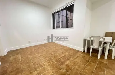 À venda: apartamento térreo bem distribuído na rua benevenuto berna, tijuca. conta com 3 quartos, sala em dois ambientes, banheiro social, ampla cozinha e área de serviço. ótima oportunidade para mora