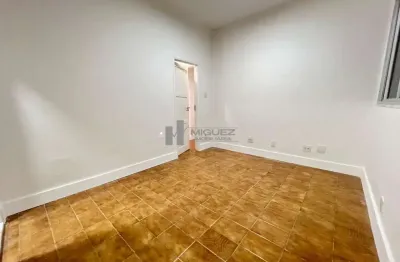 Apartamento térreo à venda na rua benevenuto berna, tijuca. são 3 quartos, sala em dois ambientes, banheiro social, ampla cozinha e área de serviço. excelente opção para quem busca praticidade e local