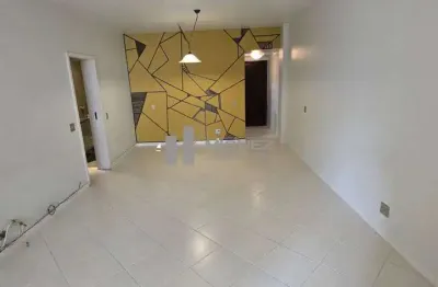 À venda apartamento amplo na rua carvalho alvim – tijuca. 120 m², varanda, 3 quartos sendo 1 suíte, copa-cozinha funcional, dependências completas e 2 vagas na escritura. excelente localização, com fá