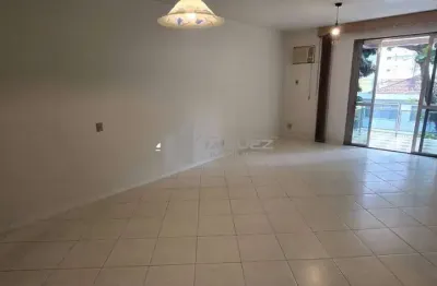 Na tijuca, apartamento à venda com 120 m², 3 quartos (1 suíte), varanda, banheiro social, copa-cozinha e dependências completas. conta com 2 vagas de garagem e escritura definitiva. rua tranquila, a p