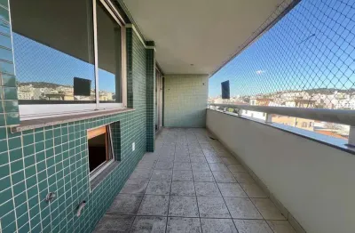 Apartamento à venda na rua doutor satamini, a poucos passos da praça afonso pena. imóvel com varanda, 3 quartos (1 suíte) e 1 vaga na escritura. excelente opção em localização valorizada da tijuca.