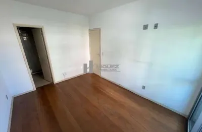 Apartamento à venda na rua doutor satamini, a poucos passos da praça afonso pena. imóvel com varanda, 3 quartos (1 suíte) e 1 vaga na escritura. excelente opção em localização valorizada da tijuca.