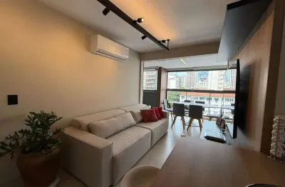 Apartamento à venda na tijuca, próximo à praça saens peña. são 2 quartos (1 suíte), varandão, sala, cozinha planejada e 1 vaga. decoração moderna e funcional.