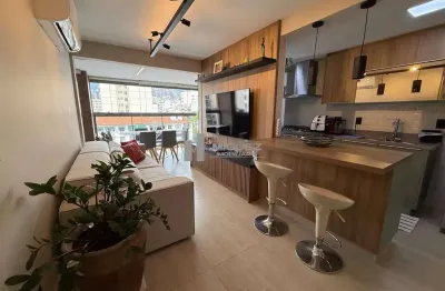 Apartamento à venda na tijuca, próximo à praça afonso pena. são 2 quartos (1 suíte), varandão, sala, cozinha planejada e 1 vaga. decoração moderna e funcional.