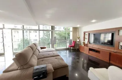 Exclusivo apartamento à venda na rua senador vergueiro, a 250 metros da praia do flamengo. são 300 m² bem distribuídos, com varanda, salão amplo em 3 ambientes, 5 quartos (1 suíte) e 2 vagas de garage