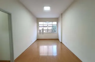Alugo apartamento com: vaga coberta, 2 quartos e dependências, na avenida maracanã ao lado do shopping tijuca e à 500m do metrô saes pena