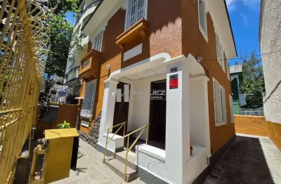 Casa na rua professor gabizo, tijuca, sala ampla, 4 quartos, área externa e apenas 400 metros do metrô afonso pena