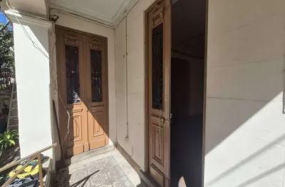 Casa na rua professor gabizo, tijuca, sala ampla, 4 quartos, área externa e apenas 400 metros do metrô afonso pena