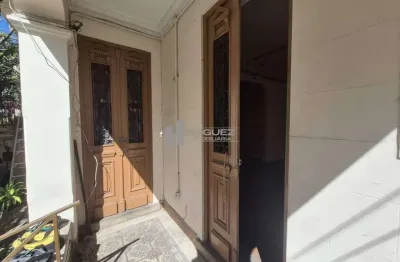 Casa na rua professor gabizo, tijuca, sala ampla, 4 quartos, área externa e apenas 400 metros do metrô afonso pena