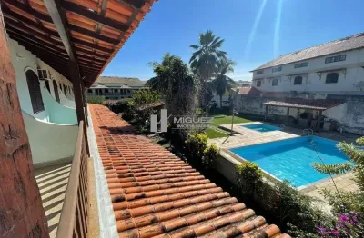 Casa em condomínio a venda em cabo frio, bairro peró, com 2 quartos, 2 vagas na escritura, piscina, churrasqueira, mini campo de futebol a poucos metros da ilha do japonês.