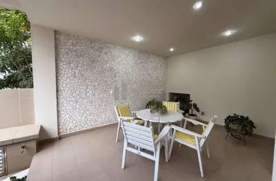 Casa duplex a venda, rua itacuruçá. tijuca, 209m², 2 varandas, 3 ótimos quartos, suíte, cozinha planejada, dependências completas, piscina, 1 vaga de garagem.