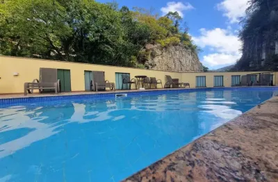 Apartamento à venda, rua pinheiro machado, laranjeiras. varanda, 2 quartos sendo 1 suíte, vaga na escritura e infraestrutura de lazer. código 22902