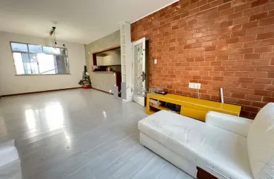 Casa de vila a venda, duplex, salão em 2 ambientes, 3 ótimos quartos sendo 2  suítes, banheiro social, copa cozinha, piscina e churrasqueira, vaga de garagem, rua rego lopes, tijuca.