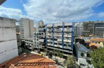 À venda apartamento na rua professor gabizo, tijuca, a 350 metros do metrô afonso pena. possui sala confortável, 3 quartos com suíte, vaga na garagem e sol da manhã para ambientes bem iluminados.