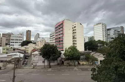 À venda, na tijuca, rua professor gabizo. apartamento com 2 quartos, suite e vaga na escritura.