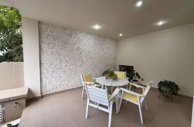 Casa duplex a venda, rua itacuruçá. tijuca, 209m², 2 varandas, 3 ótimos quartos, suíte, cozinha planejada, dependências completas, piscina, 1 vaga de garagem.