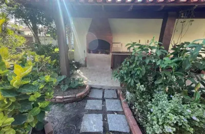 Casa em condomínio a venda em cabo frio, bairro peró, com 2 quartos, 2 vagas na escritura, piscina, churrasqueira, mini campo de futebol a poucos metros da ilha do japonês.