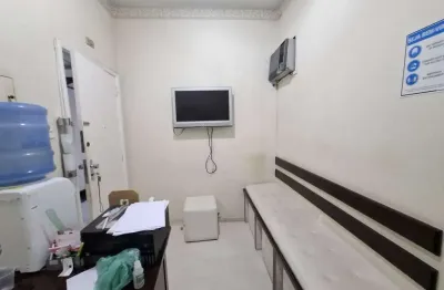 Ampla sala comercial à venda debruçada à praça saens pena na rua conde de bonfim, no bairro da tijuca