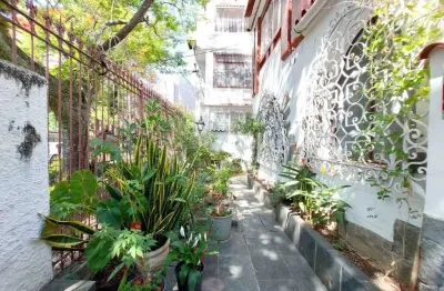 Casa a venda na rua itabaiana, grajaú,  5 quartos, sendo 1 suíte, piscina, 2 vagas de garagem, 898 mil- rio de janeiro