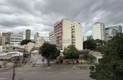Na tijuca, apartamento à venda na rua professor gabizo. dois quartos, suíte, vaga na escritura e boa distribuição interna. excelente oportunidade para morar ou investir.