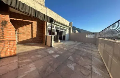 Excelente cobertura à venda na tijuca, rua dr. satamini. são 3 quartos, sendo 1 suíte com closet, sala integrada a iluminação natural, cozinha com dependência completa e 1 vaga de garagem na escritura