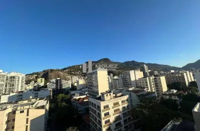 Na tijuca, cobertura à venda na rua dr. satamini. o imóvel conta com 3 quartos (1 suíte com closet), sala espaçosa e arejada, cozinha funcional com dependência e 1 vaga. a praticidade de estar ao lado