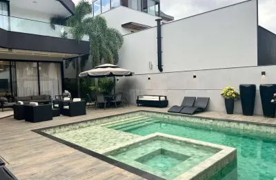 Casa triplex a venda no condomínio alphaville de alto padrão e sofisticação com 5 suítes e espaço para 4 vagas de garagem com uma infraestrutura impecável - barra da tijuca