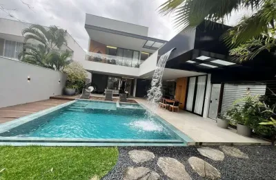 Casa triplex a venda no condomínio alphaville de alto padrão e sofisticação com 5 suítes e espaço para 4 vagas de garagem com uma infraestrutura impecável - barra da tijuca