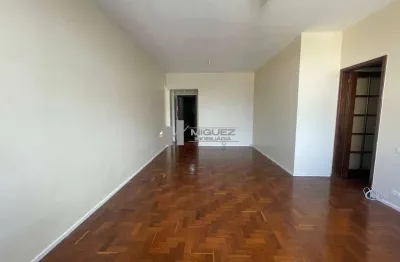 Na tijuca, apartamento à venda na rua professor gabizo, próximo ao metrô afonso pena (350 metros). conta com 3 quartos, suíte, sala ampla e vaga. excelente iluminação com sol da manhã.