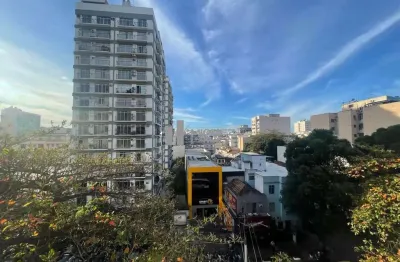 Apartamento à venda na rua haddock lobo, tijuca. sala em dois ambientes, 2 quartos e copa-cozinha funcional. localização privilegiada, em frente à smart fit e com farto comércio e transporte ao redor.