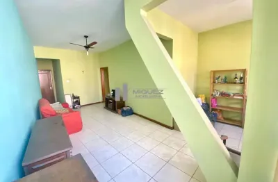 Aluga: apartamento na rua mariz e barros, esquina com a rua afonso pena (tijuca). sala, 2 quartos, com dependências completas e 1 vaga de garagem.