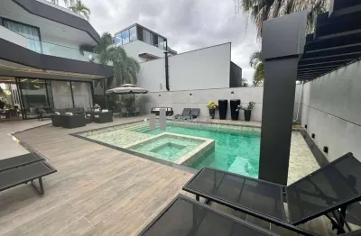 Casa triplex a venda no condomínio alphaville de alto padrão e sofisticação com 5 suítes e espaço para 4 vagas de garagem com uma infraestrutura impecável - barra da tijuca