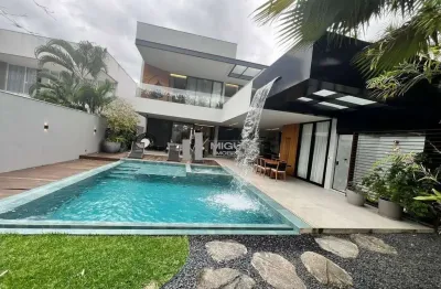 Casa triplex a venda no condomínio alphaville de alto padrão e sofisticação com 5 suítes e espaço para 4 vagas de garagem com uma infraestrutura impecável - barra da tijuca