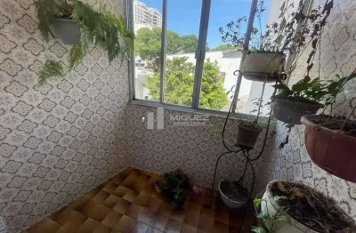 À venda excelente apartamento na rua senador furtado! varanda generosa, sala ampla, 2 quartos, dependência completa e cerca de 90m². localização estratégica no maracanã, com fácil acesso ao metrô e pr